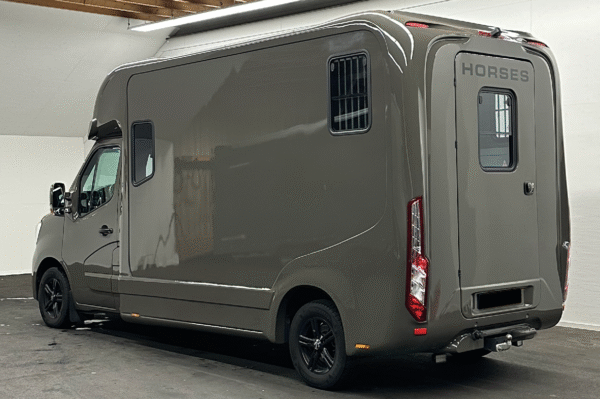 Achteraanzicht van Renault Master Krismar horsetruck occasion in RAL 7022 met zwarte logo's en aluminium velgen.