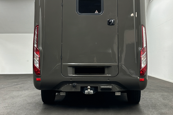 Achteraanzicht van Renault Master Krismar horsetruck occasion in RAL 7022 met zwarte logo's en aluminium velgen.