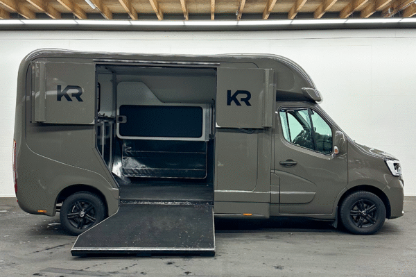 Vooraanzicht van Renault Master Krismar horsetruck occasion in RAL 7022 met zwarte logo's en aluminium velgen.