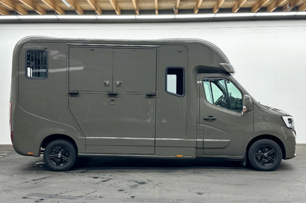 : Vooraanzicht van Renault Master Krismar horsetruck occasion in RAL 7022 met zwarte logo's en aluminium velgen.