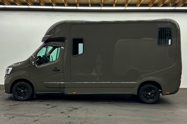 Renault Master Krismar horsetruck occasion uit 2020 met dubbele cabine, borstbalkindeling en luxe afwerking in donkergrijs (RAL 7022), geschikt voor vervoer van twee paarden.