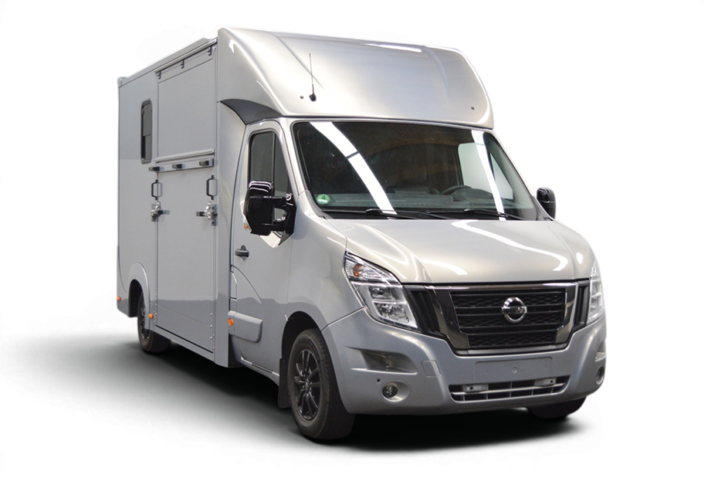 Vigo 2-paards horsetruck occasion uit 2023 met 61.782 kilometer en nieuwe ongebruikte opbouw