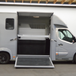 Cabine van Vigo occasion horsetruck met airconditioning en praktische voorzieningen