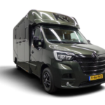 Occasion horsetruck Renault Master 2024 met dubbele cabine en hengstenuitvoering, 15.985 km, Optical Design in Porsche Cayenne Light Oak Green Metallic