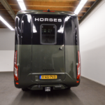 Moderne Renault Master horsetruck occasion met zwarte details en Optical Design uitvoering