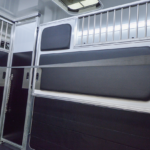 Hengstenuitvoering van Renault Master horsetruck voor veilig en comfortabel paardenvervoer