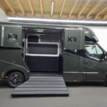 Luxe occasion horsetruck Renault Master 2024 in Porsche Cayenne Light Oak Green Metallic