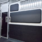 Luxe interieur van Renault Master occasion horsetruck met crèmekleurige lederen bekleding